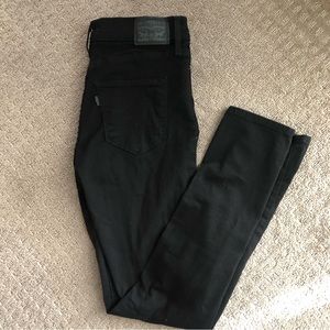 Levi’s 311 shaking skinny size 28 black.
